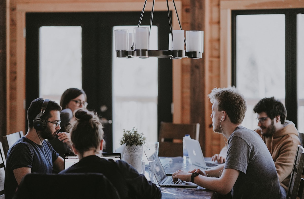Une équipe au travail, en collaboration