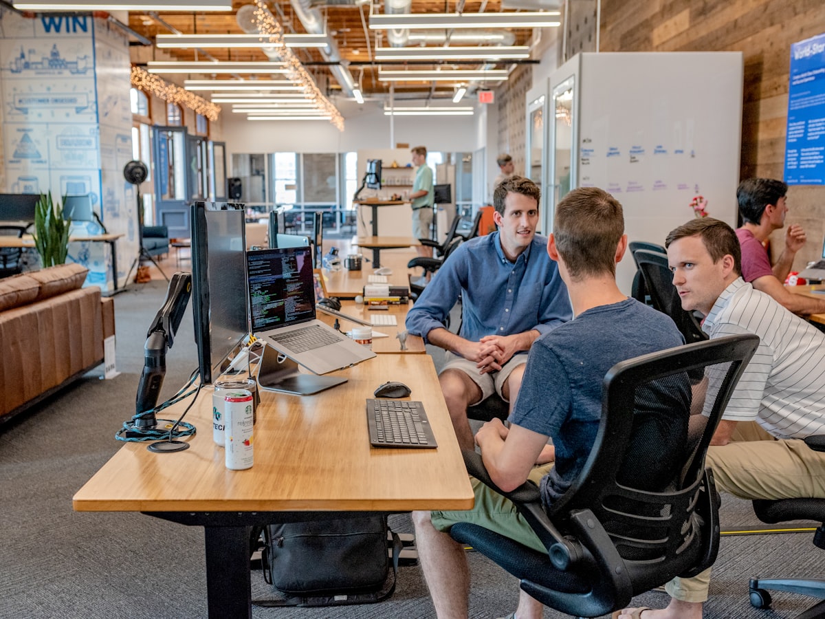 Des collaborateurs échangent en espace de travail